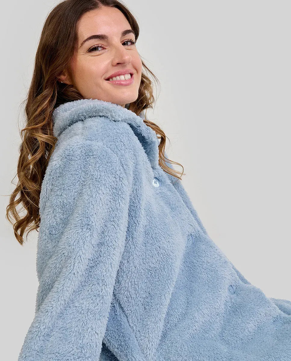 Mujer con bata de invierno azul en tejido de rizo con botones delanteros y cuello clásico