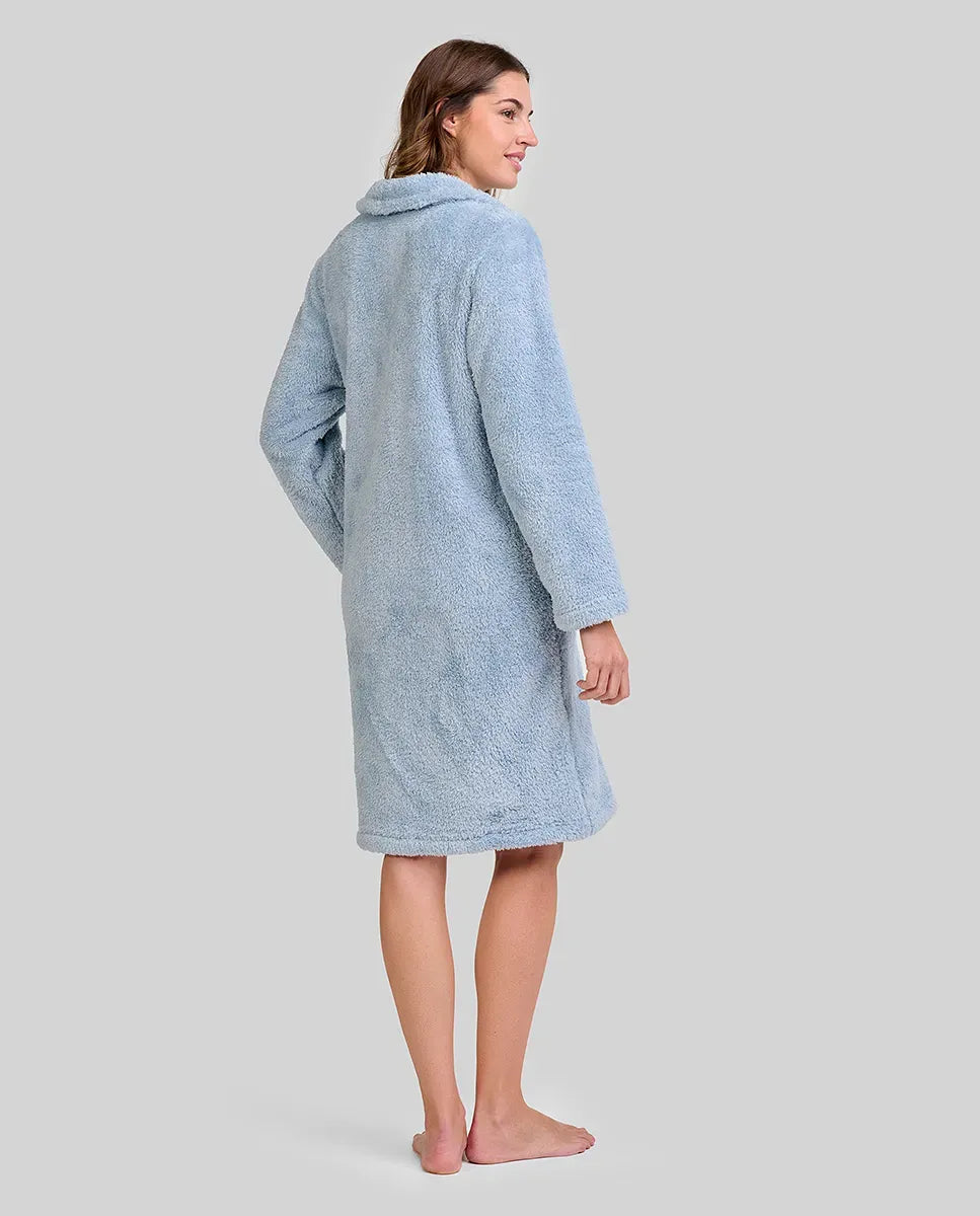 Mujer de espaldas con bata polar azul acero de manga larga y hasta la rodilla
