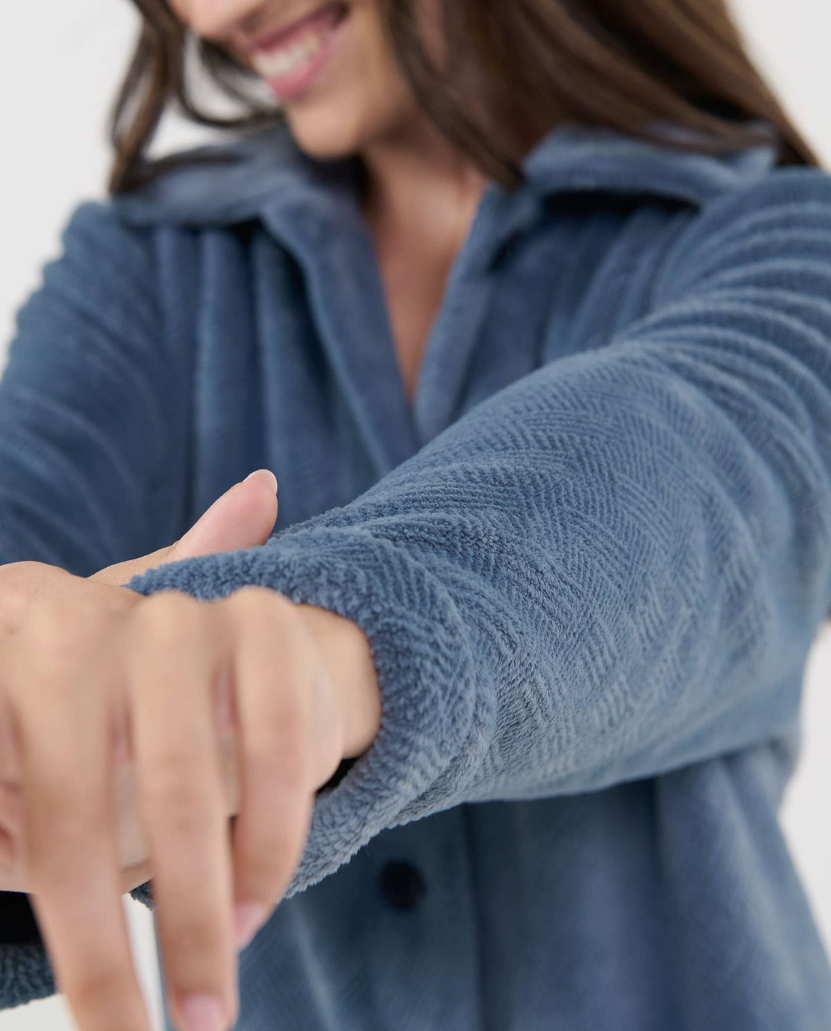 Detalle del tejido jacquard de la bata larga azul de mujer para el invierno