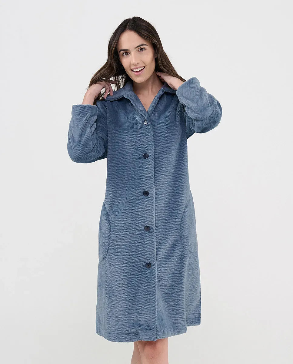 Mujer con bata larga de invierno abotonada en jacquard azul pacífico
