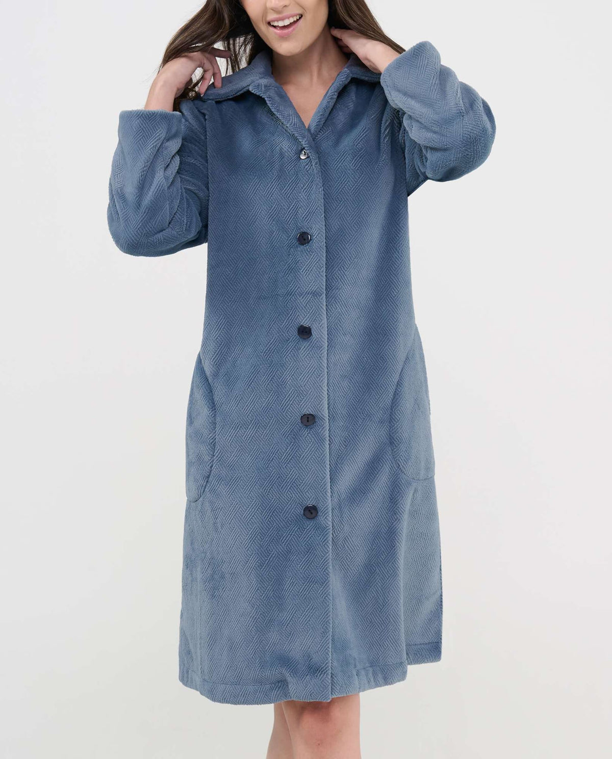 Mujer con bata larga de invierno abotonada en jacquard azul pacífico