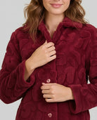 Detalle de bata de invierno para mujer abotonada en elegante jacquard granate