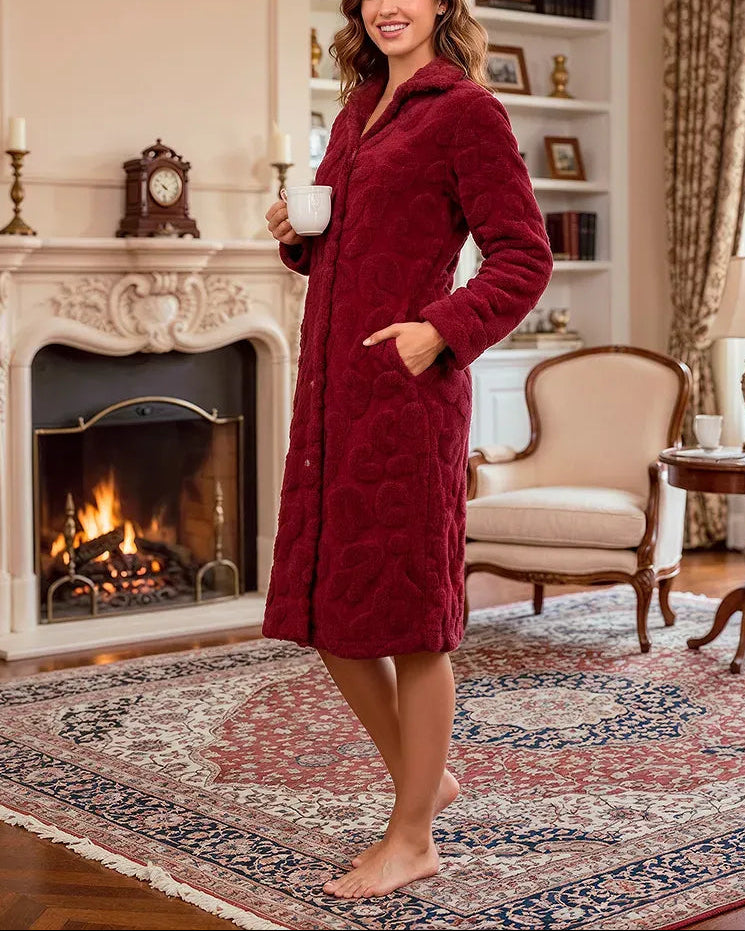 Vista lateral de mujer con bata larga de invierno abotonada jacquard verde