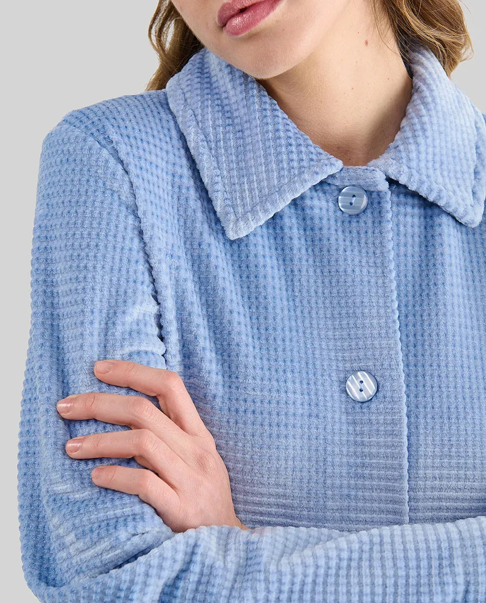 Detalle de bata de invierno abotonada para mujer en jacquard azul de cuadritos