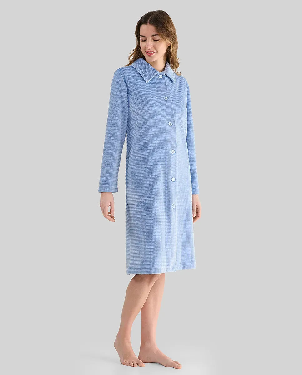 Mujer con Bata larga azul abotonada en jacquard cuadritos para invierno