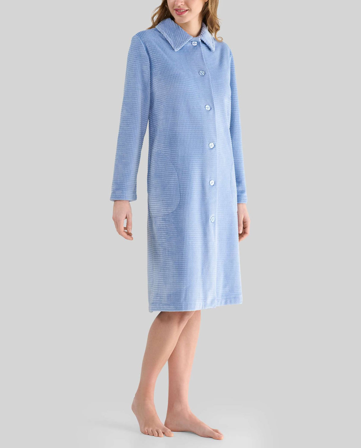Mujer con Bata larga azul abotonada en jacquard cuadritos para invierno