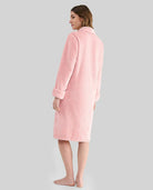 Detalle de bata larga de invierno en amoroso tejido jacquard rosa con botones y cinturón