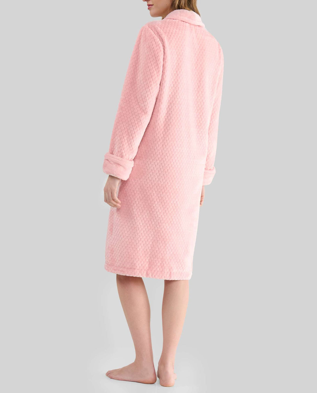 Detalle de bata larga de invierno en amoroso tejido jacquard rosa con botones y cinturón