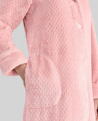 Mujer con bata larga de elegante Jacquard rosa palo, cuello solapa, botones, cinturón y bolsillos laterales