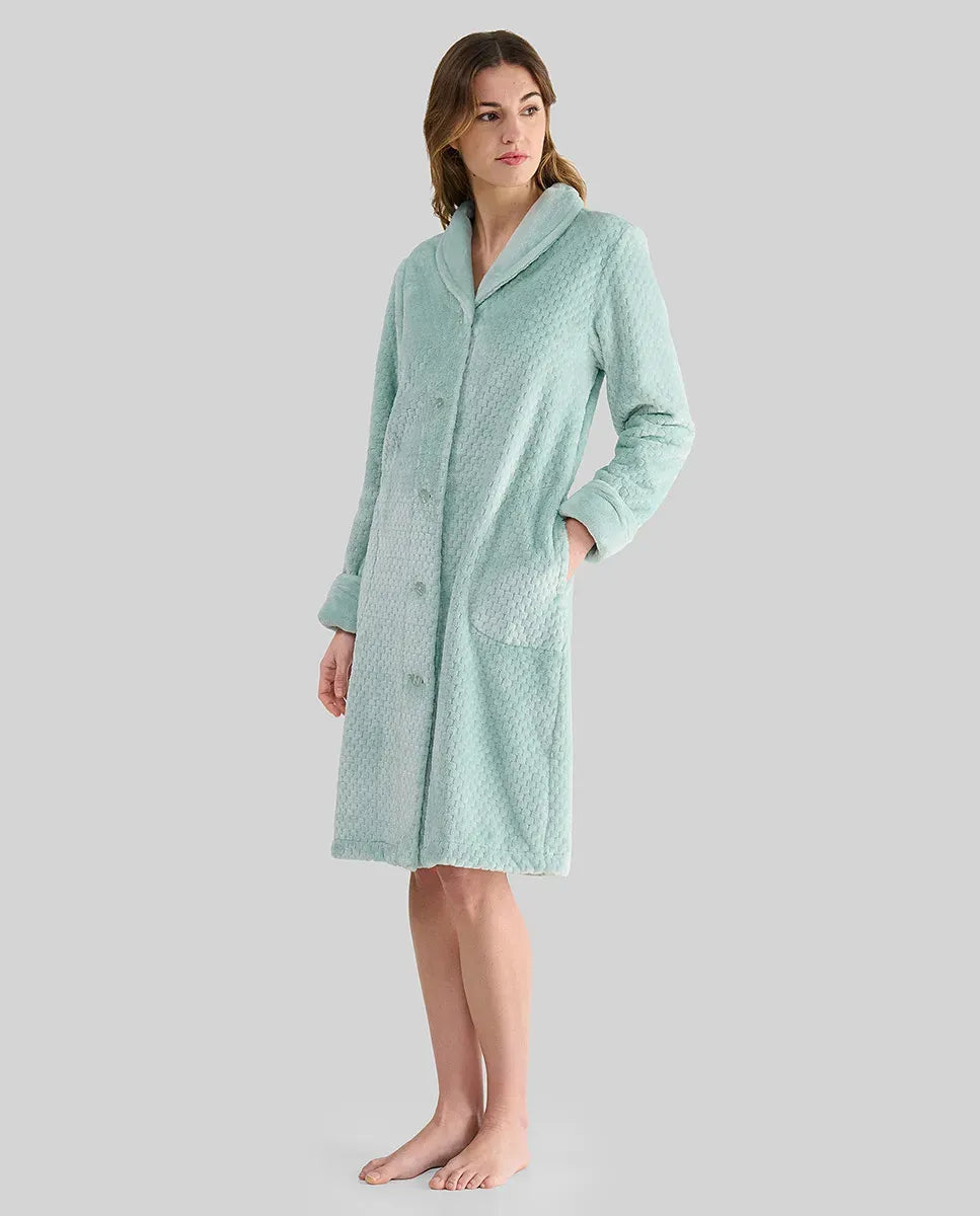 Mujer luce bata larga estilo polar de cuadros azul y blanco