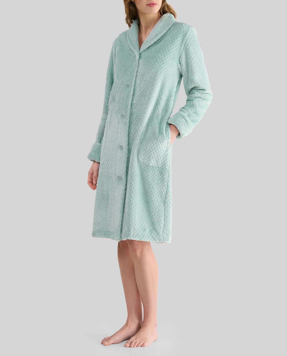 Mujer luce bata larga estilo polar de cuadros azul y blanco