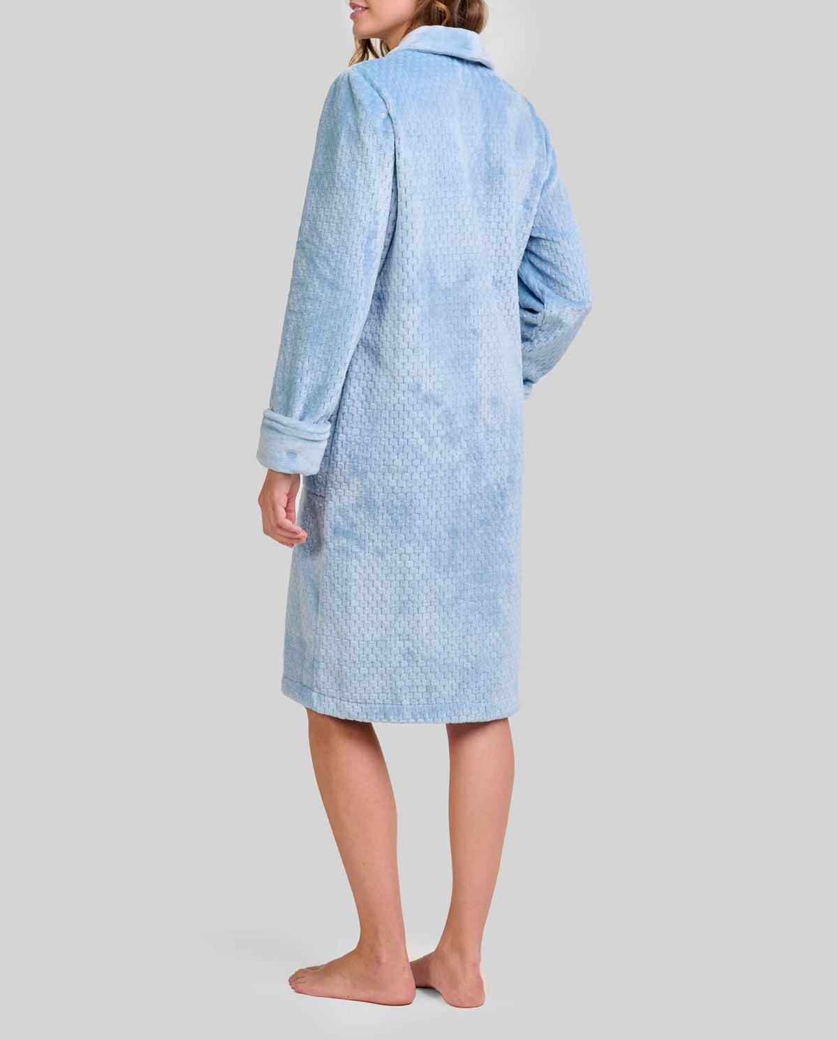 Mujer de espaldas con bata larga jacquard verde de invierno