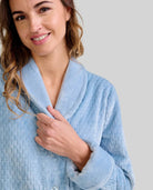 Mujer con bata larga abotonada de invierno en agradable jacquard verde con bolsillos