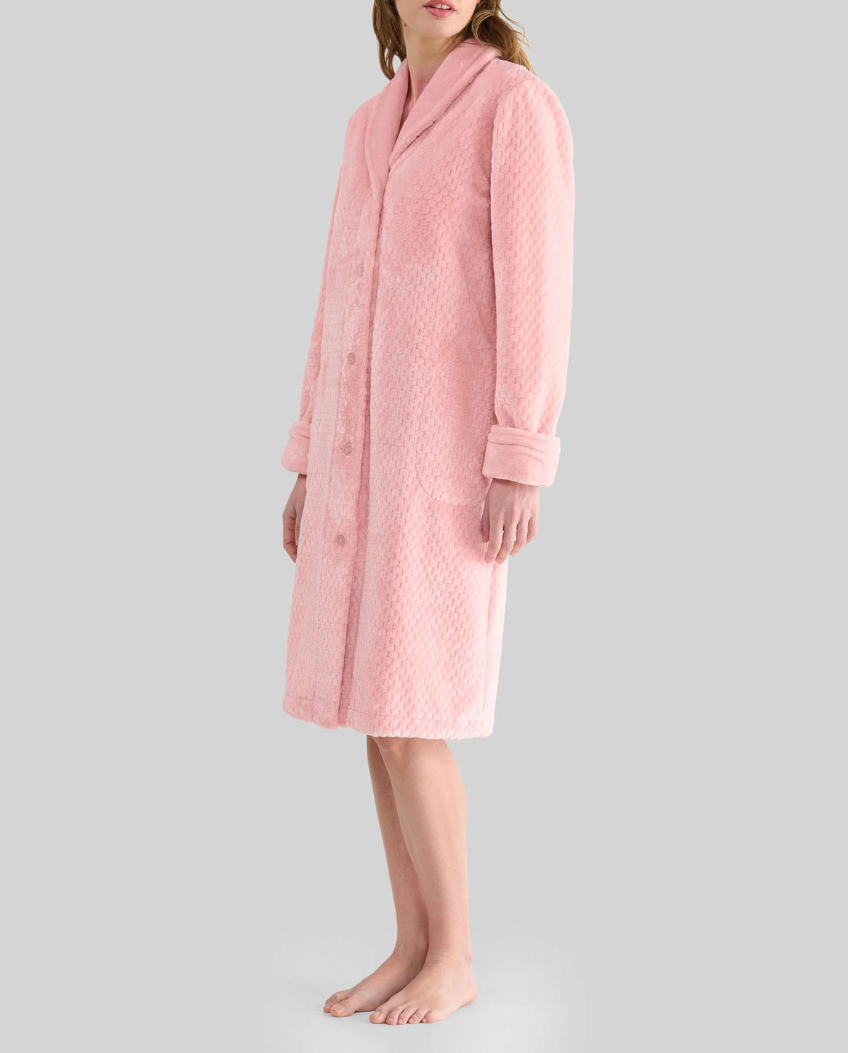 Mujer con amorosa bata larga celeste de lunares blancos y azules en relieve para invierno