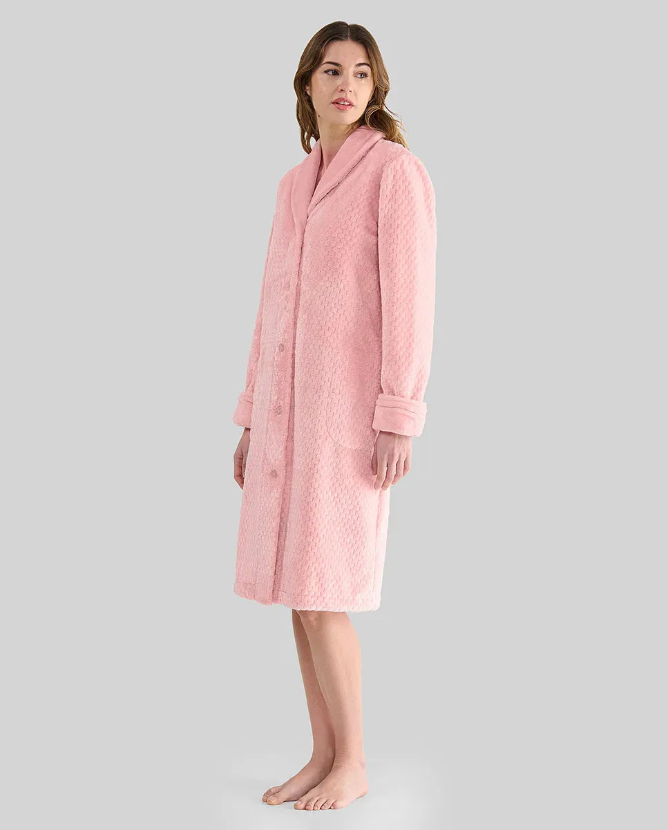 Mujer con amorosa bata larga celeste de lunares blancos y azules en relieve para invierno