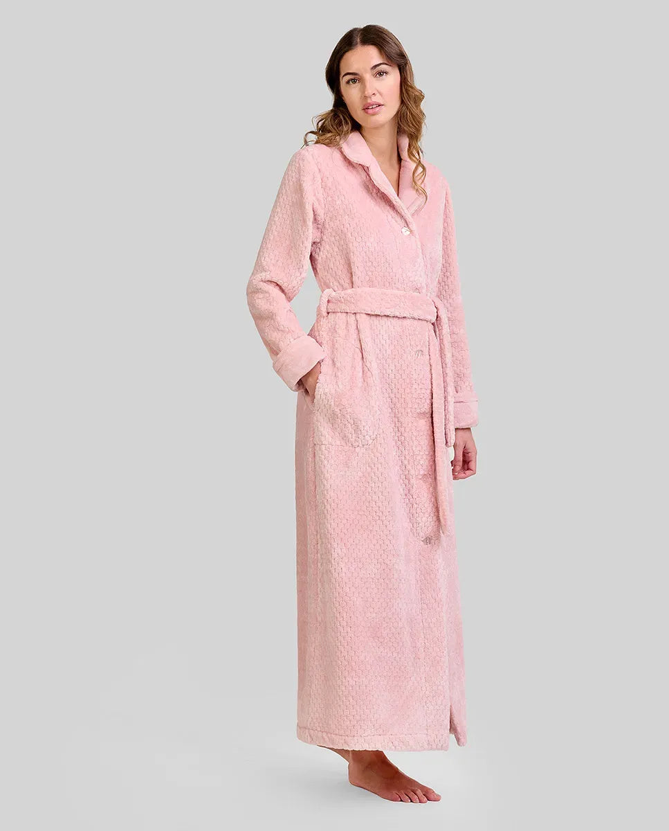 Detalle de bata larga de invierno en amoroso tejido jacquard rosa con botones y cinturón