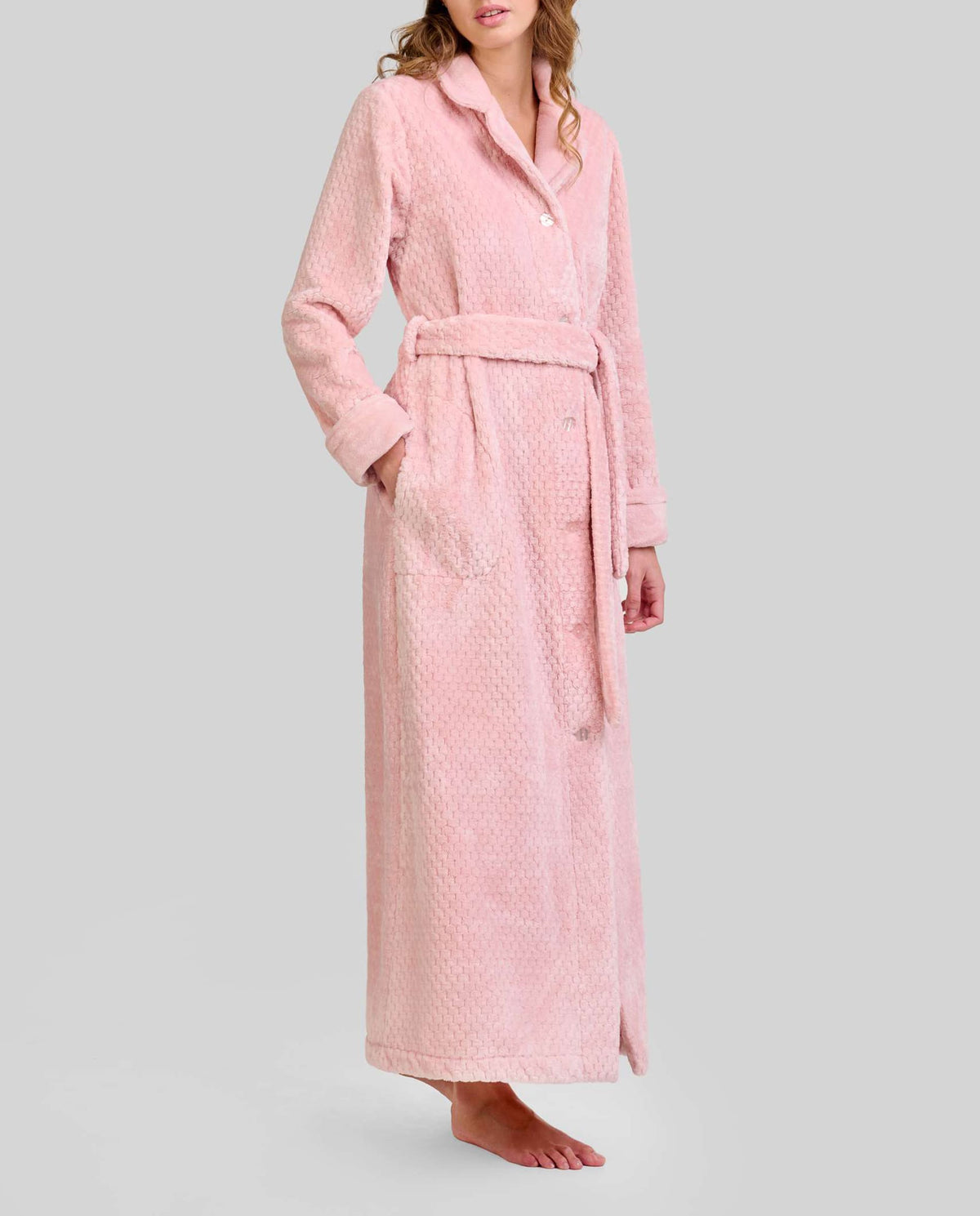 Mujer con bata larga de elegante Jacquard rosa palo, cuello solapa, botones, cinturón y bolsillos laterales