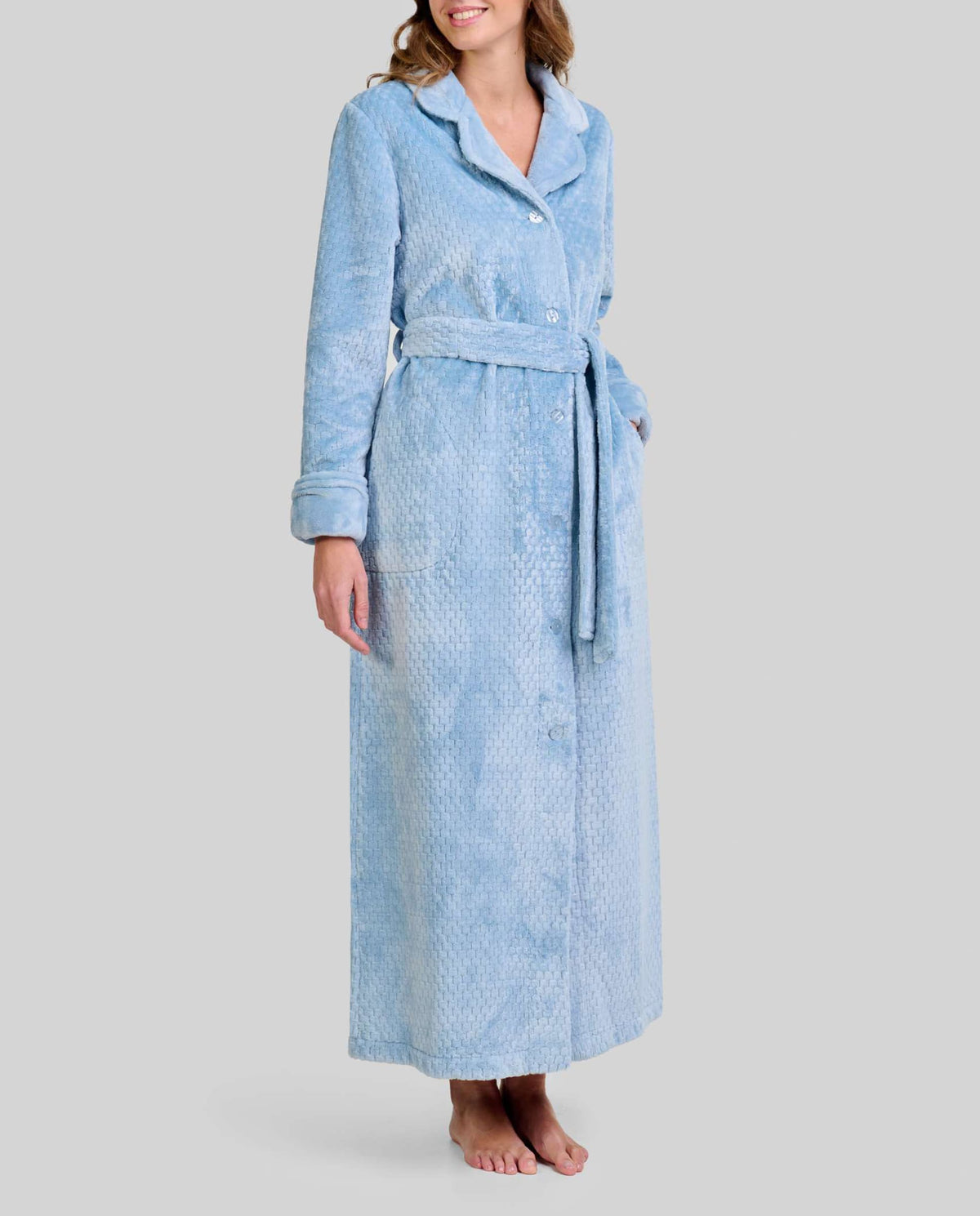 Mujer con bata larga de elegante Jacquard azul acero, cuello solapa, botones, cinturón y bolsillos laterales