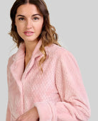 Detalle del cinturón de la bata de mujer de invierno en modal gris con detalles de raso