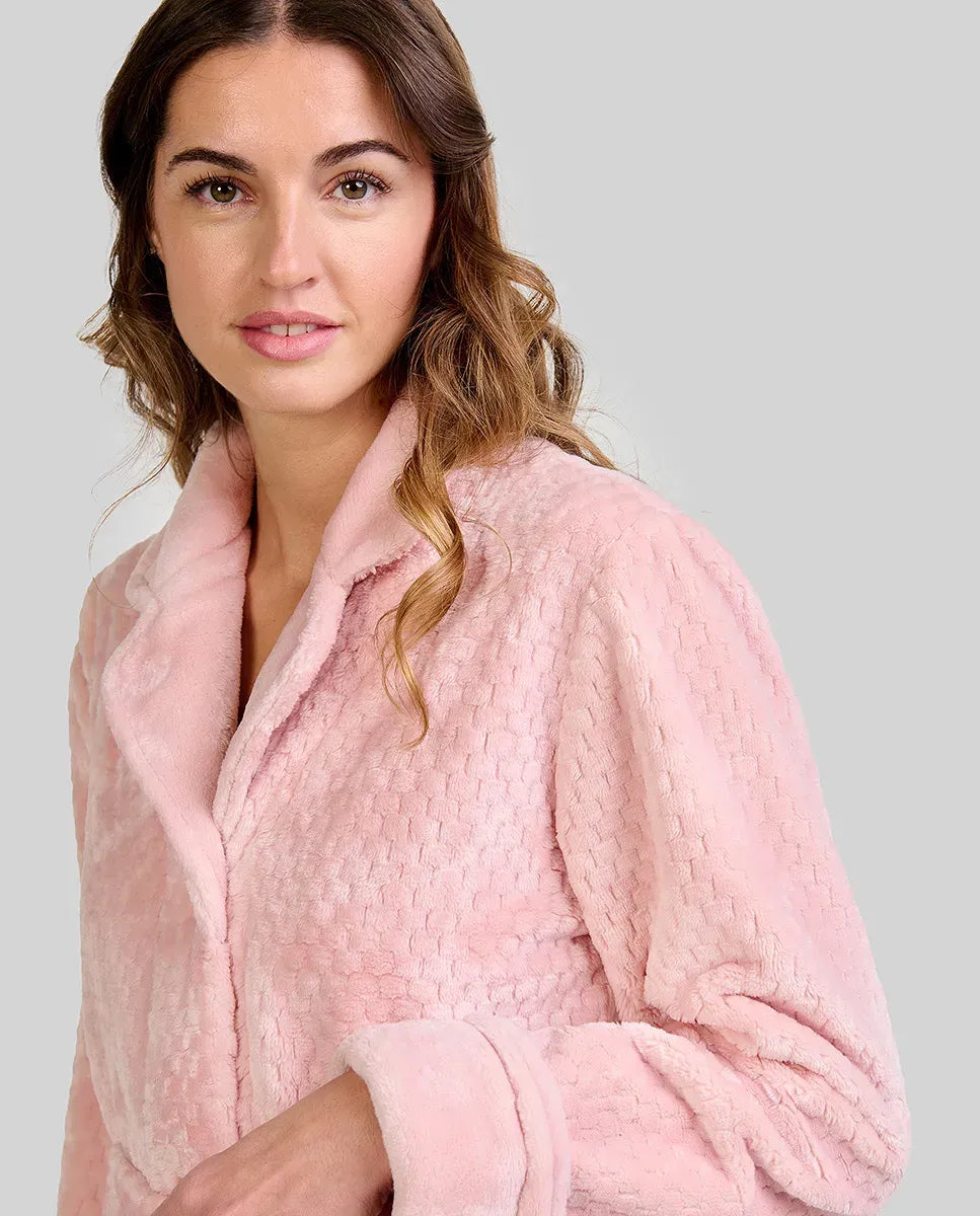 Detalle del cinturón de la bata de mujer de invierno en modal gris con detalles de raso