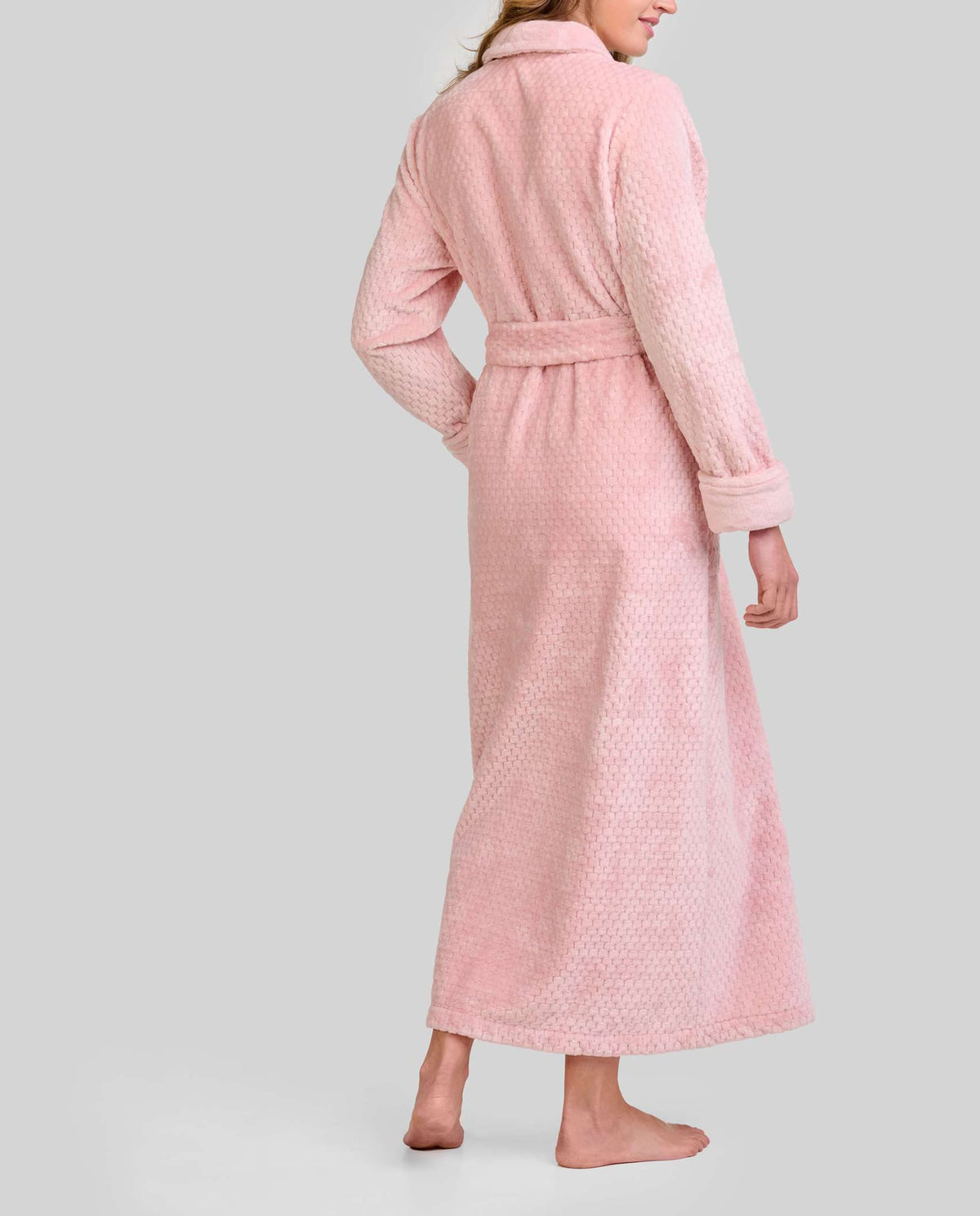 Mujer de espaldas con bata de invierno hasta los pies en clásico Jacquard rosa palo con cinturón