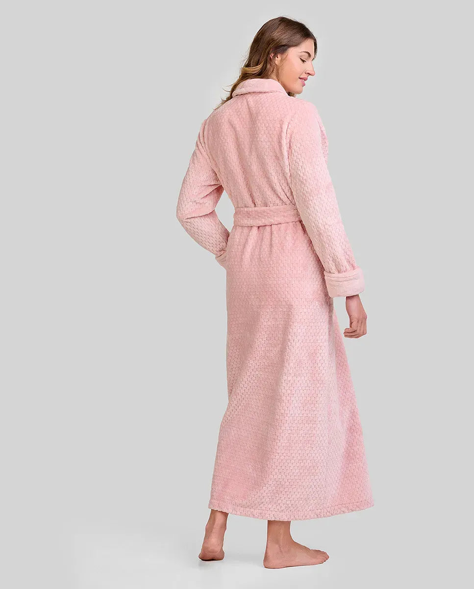 Mujer luce bata larga estilo polar de cuadros azul y blanco