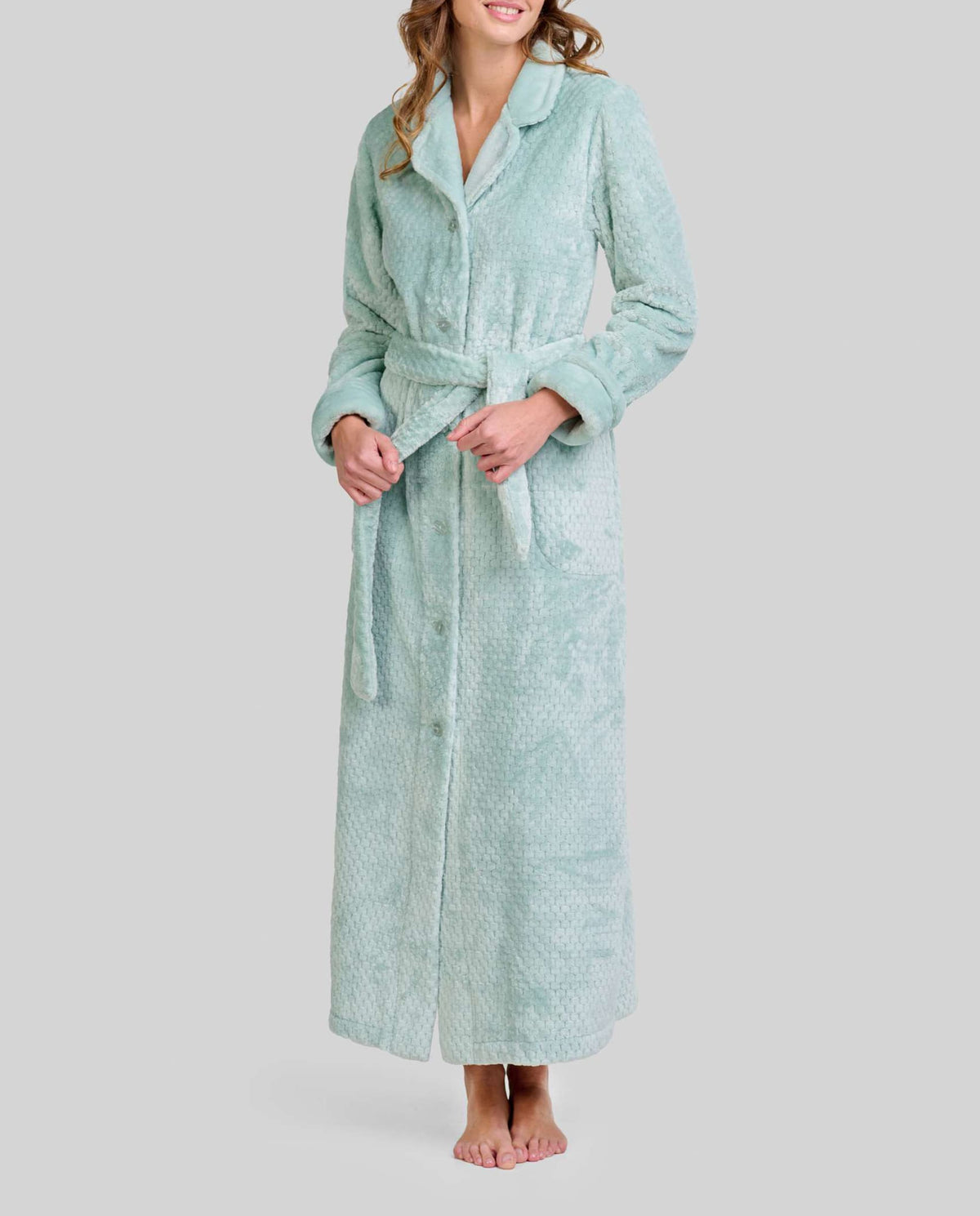 Mujer con bata larga de elegante Jacquard verde suave, cuello solapa, botones, cinturón y bolsillos laterales