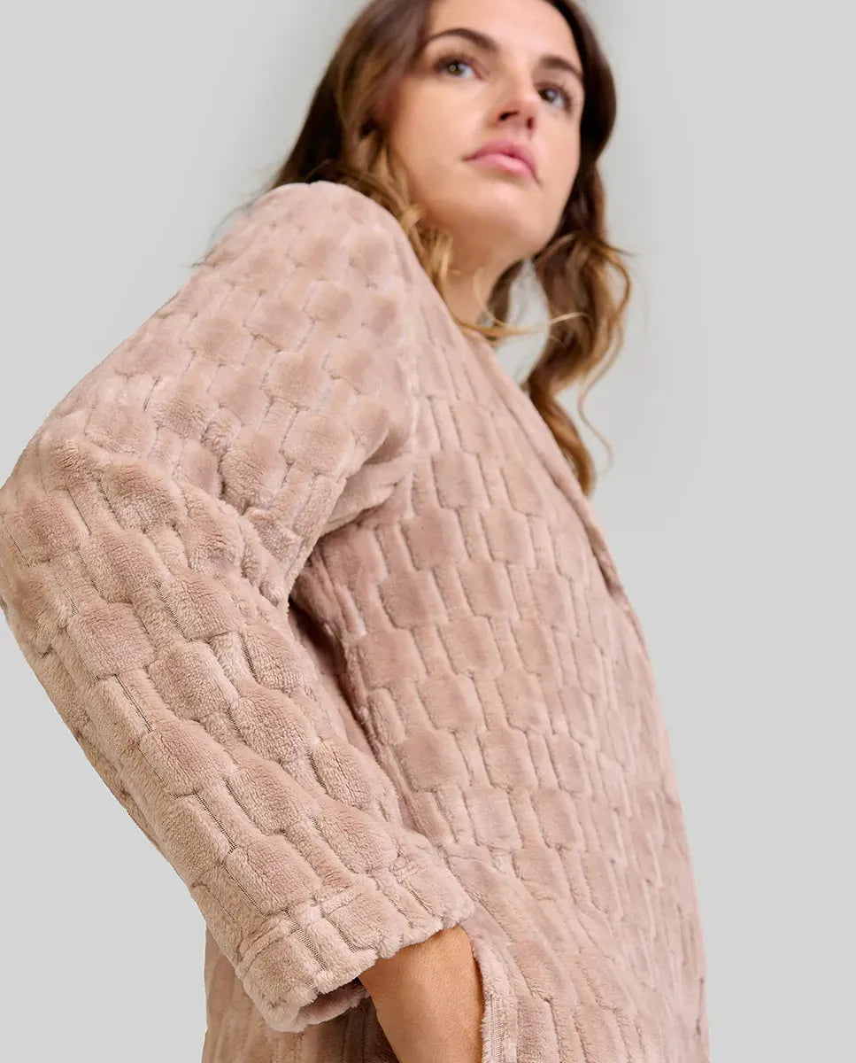 Mujer luce bata de invierno Jacquard camel de manga larga con bolsillos y sutil patrón geométrico