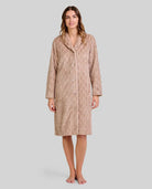 Mujer con bata camel texturizada hasta la rodilla y manga larga, ideal para el hogar