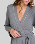 Detalle del escote en pico con raso del camisón modal gris de manga larga