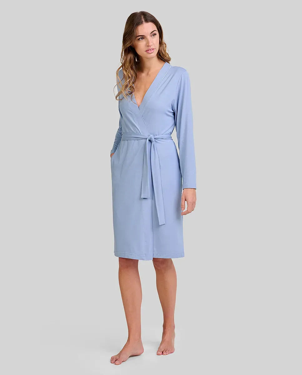 Detalle del cinturón de la bata de mujer de invierno en modal gris con detalles de raso
