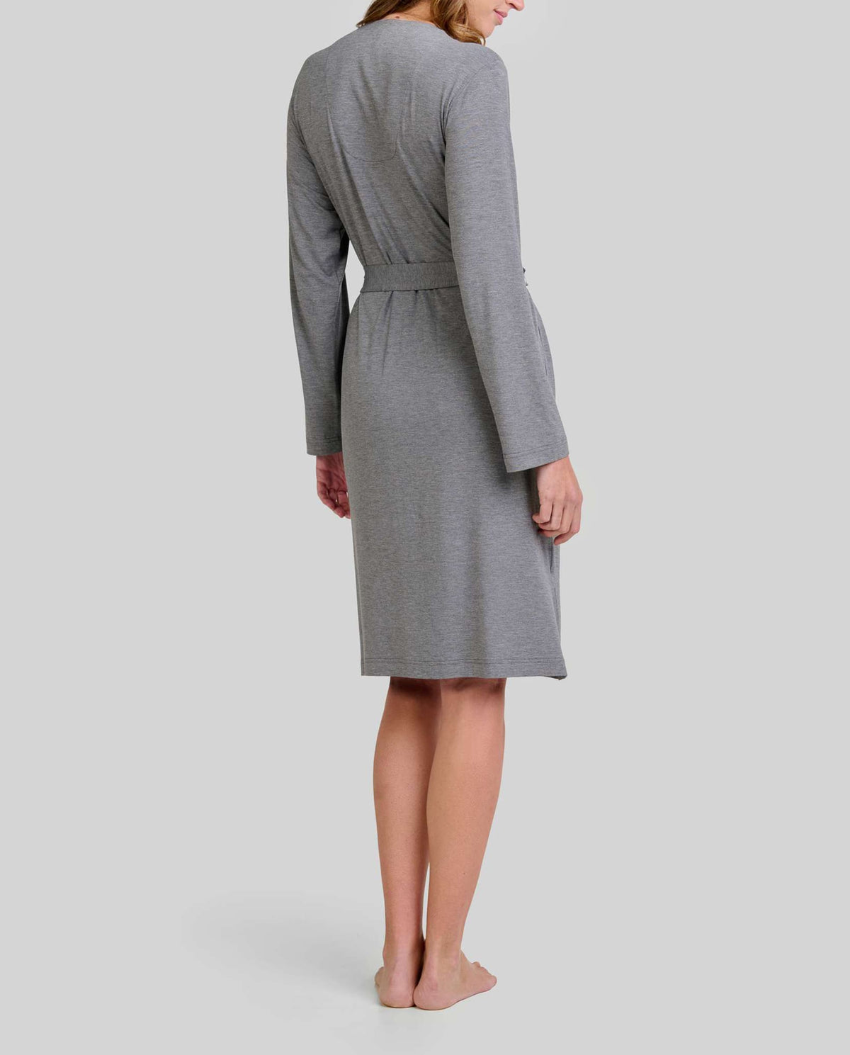 vista detalle de cuello de bata gris abotonada y patrón espiga, ideal para estar en casa