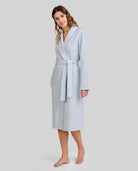 Mujer con bata lanosa jacquard azul cuello smoking, bolsillos laterales, y cinturón