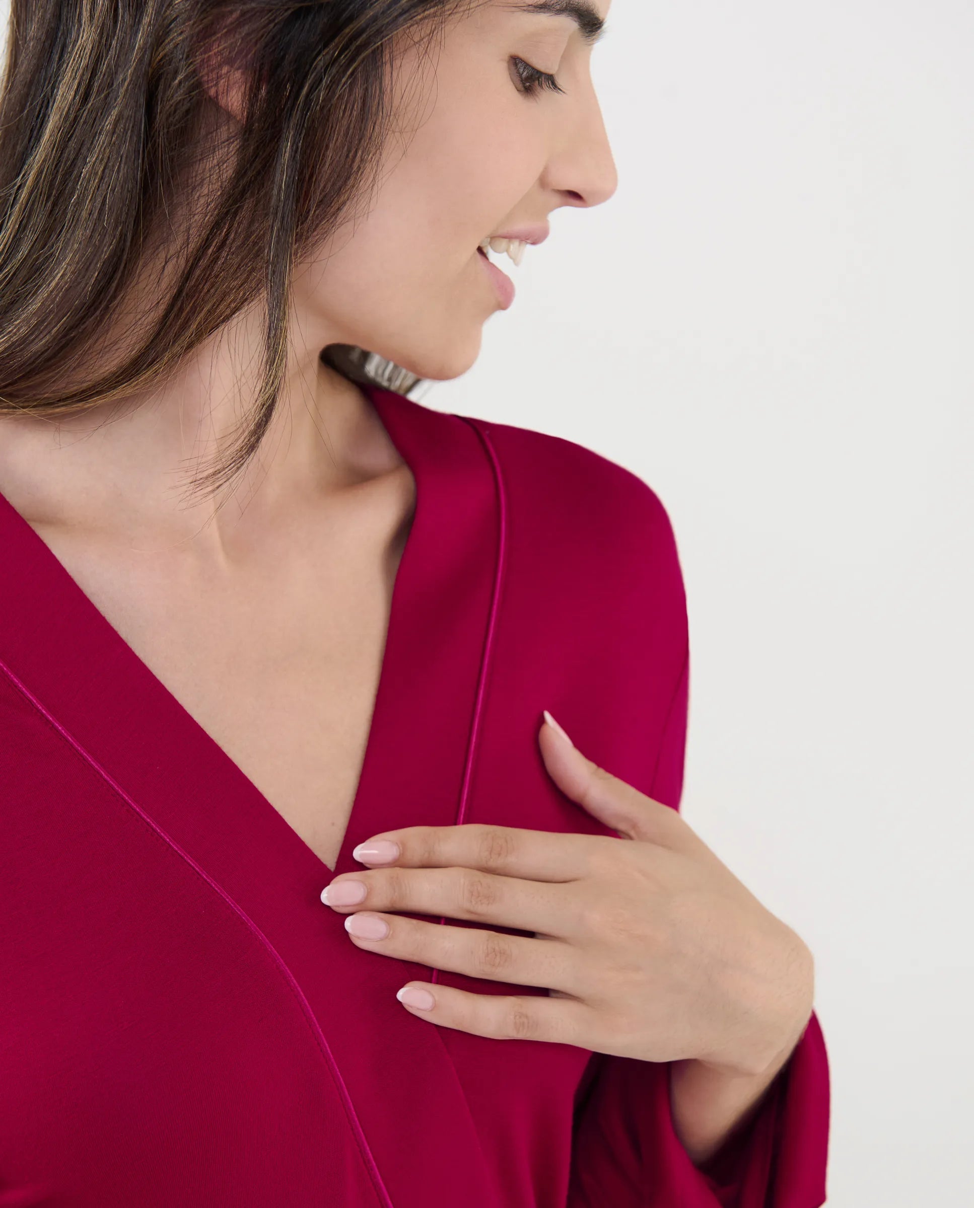 Detalle del tejido modal suave, cuello tirilla de la bata cruzada granate