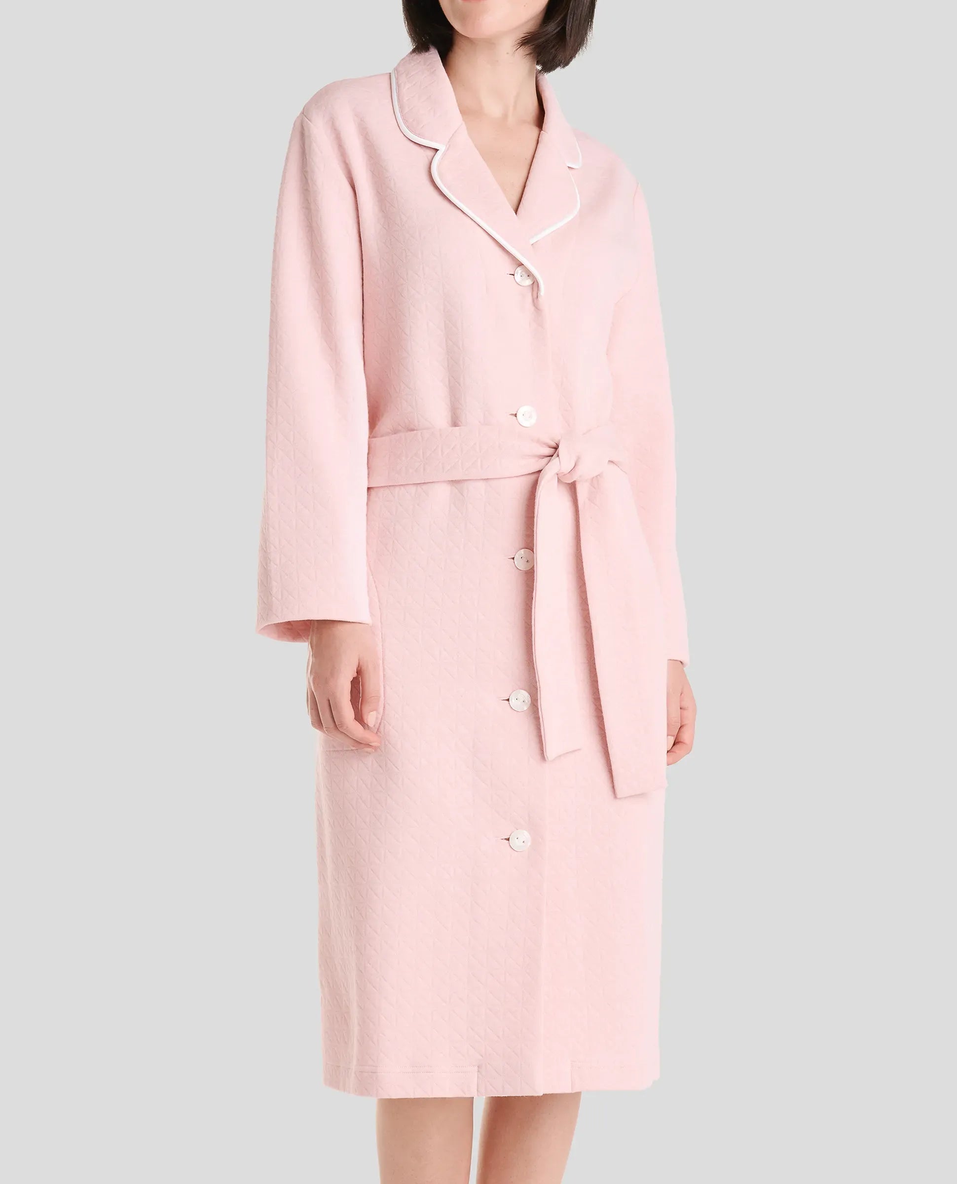 Detalle de bata lencera cruzada de verano color celeste para mujer con cuello smoking con vivo y cinturón
