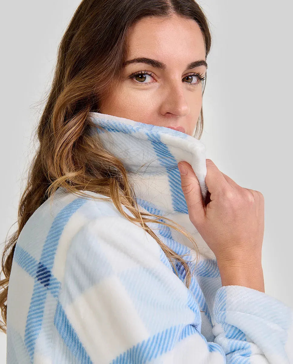 Mujer luce bata larga estilo polar de cuadros azul y blanco