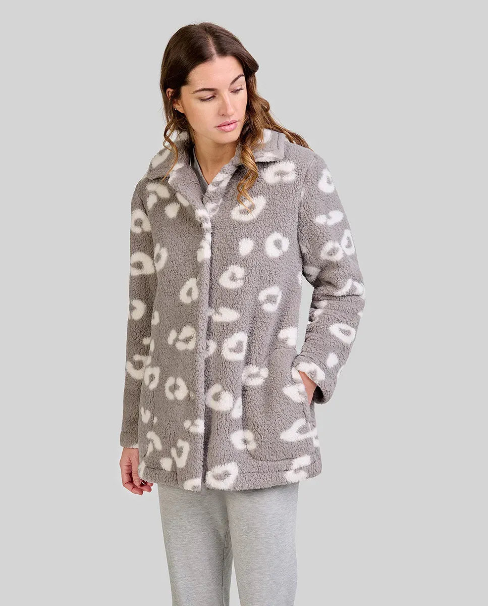 Mujer luce bata corta gris abotonada con estampado animal sobre pijama gris