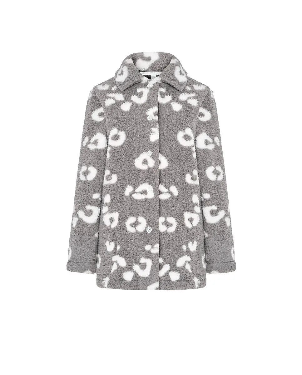 Bata corta de mujer abotonada estampado animal gris con manchas blancas, cuello, bolsillos y mangas largas