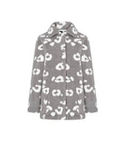 Bata corta de mujer abotonada estampado animal gris con manchas blancas, cuello, bolsillos y mangas largas