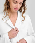 Detalle del delicado encaje en el cuello y las mangas del camisón de invierno Lohe color celeste