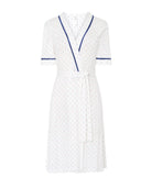 Bata corta de mujer en algodón y modal a topitos, vivo de raso, bolsillos laterales, cinturón y manga corta.