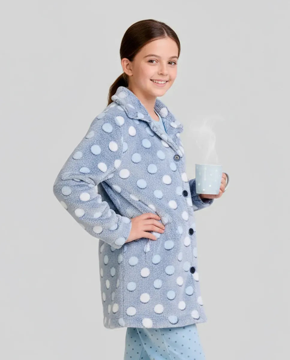 Mujer luce suave bata de invierno corta abotonada en azul claro con lunares