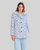 Mujer luce cómoda bata corta azul celeste con lunares y abertura de botones para invierno