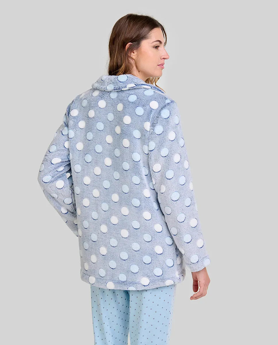Mujer de espaldas con bata corta de estilo polar azul claro con lunares en relieve ideal para invierno en casa