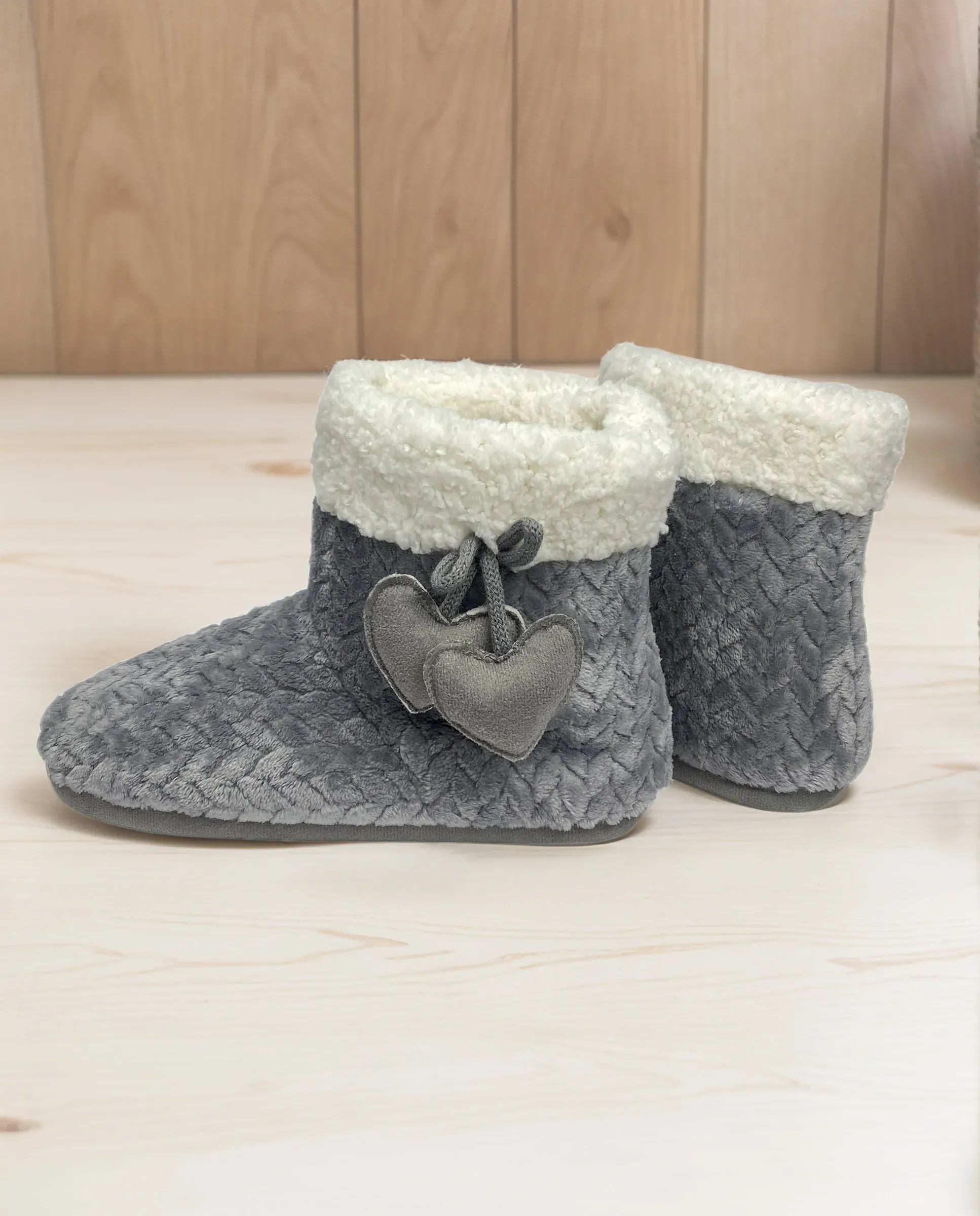 Botines de borreguillo para estar en casa en jacquard gris y adorno de corazón