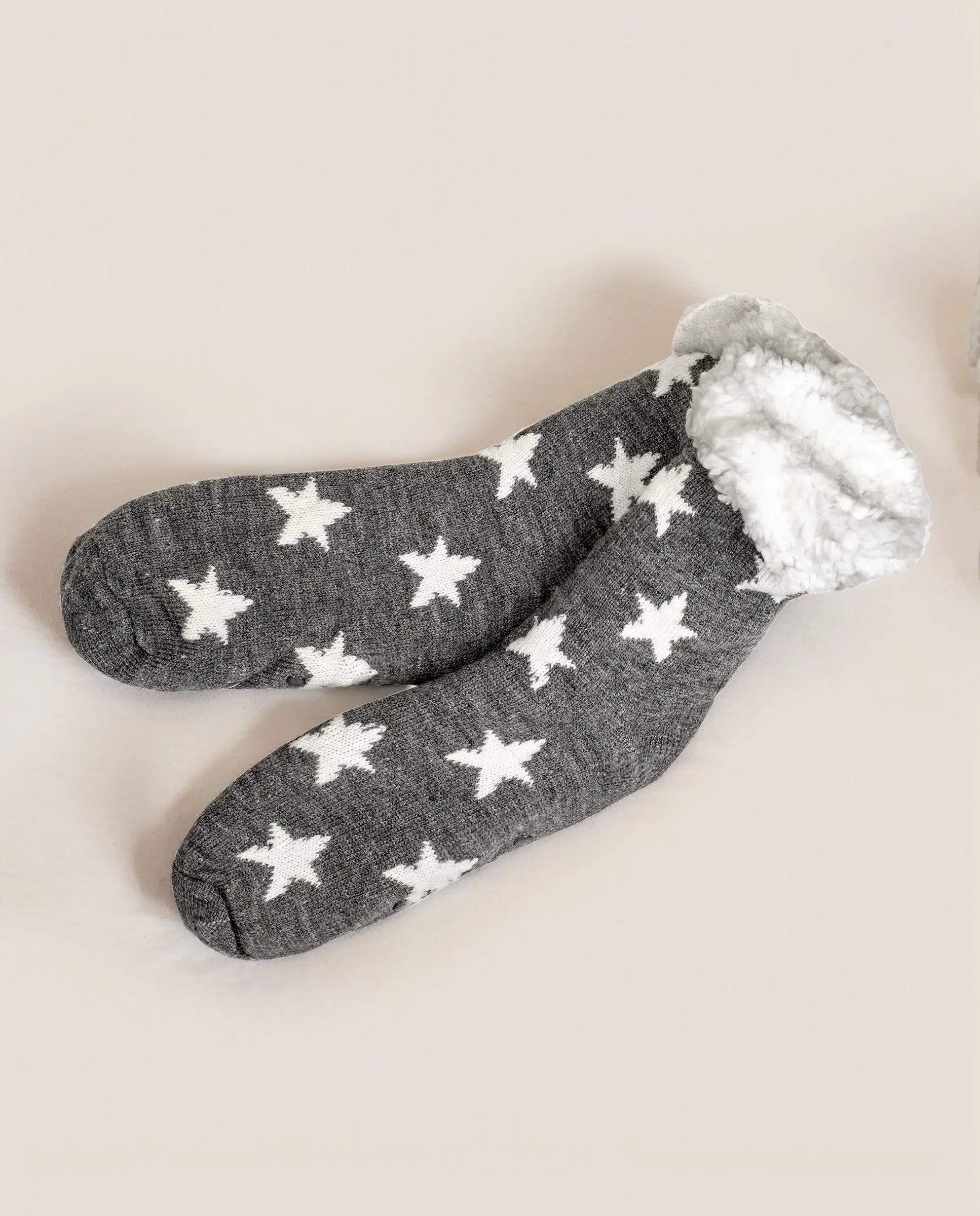 Calcetín de invierno gris estrellas