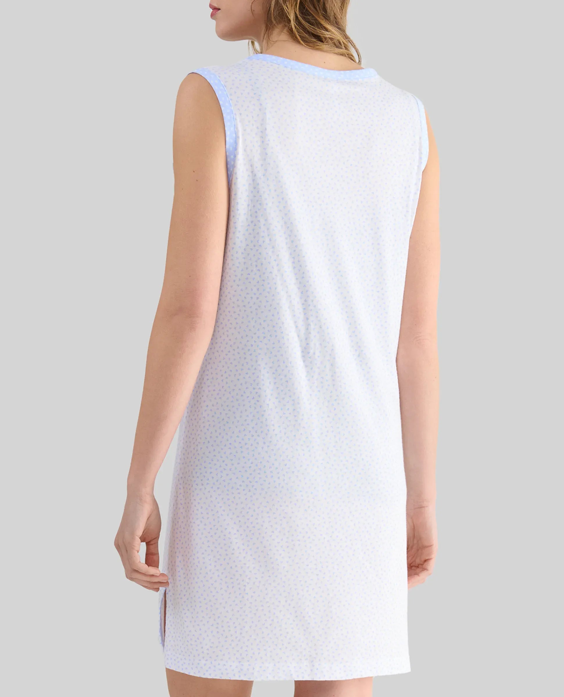 Camisón corto de mujer Lohe, tejido rosa estampado corazones, cuello pico y sin mangas.