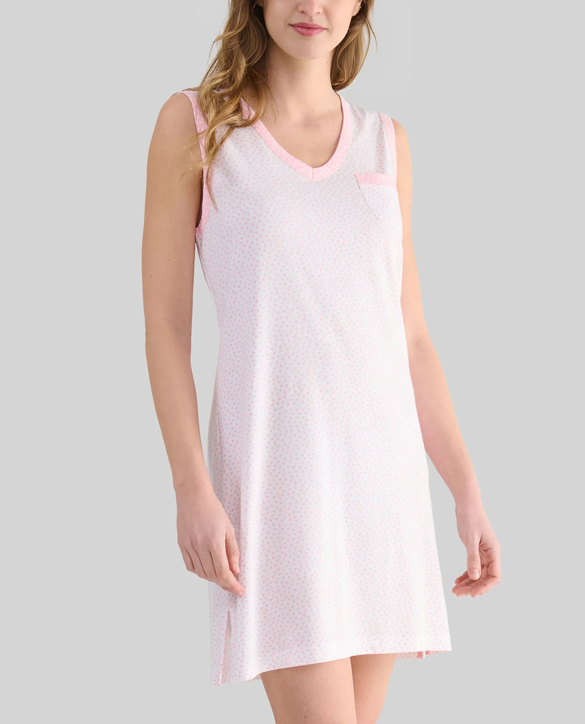 Detalle de la camisola lencera de verano rosa con cuello abierto con pata de raso y botones y encaje en cintura
