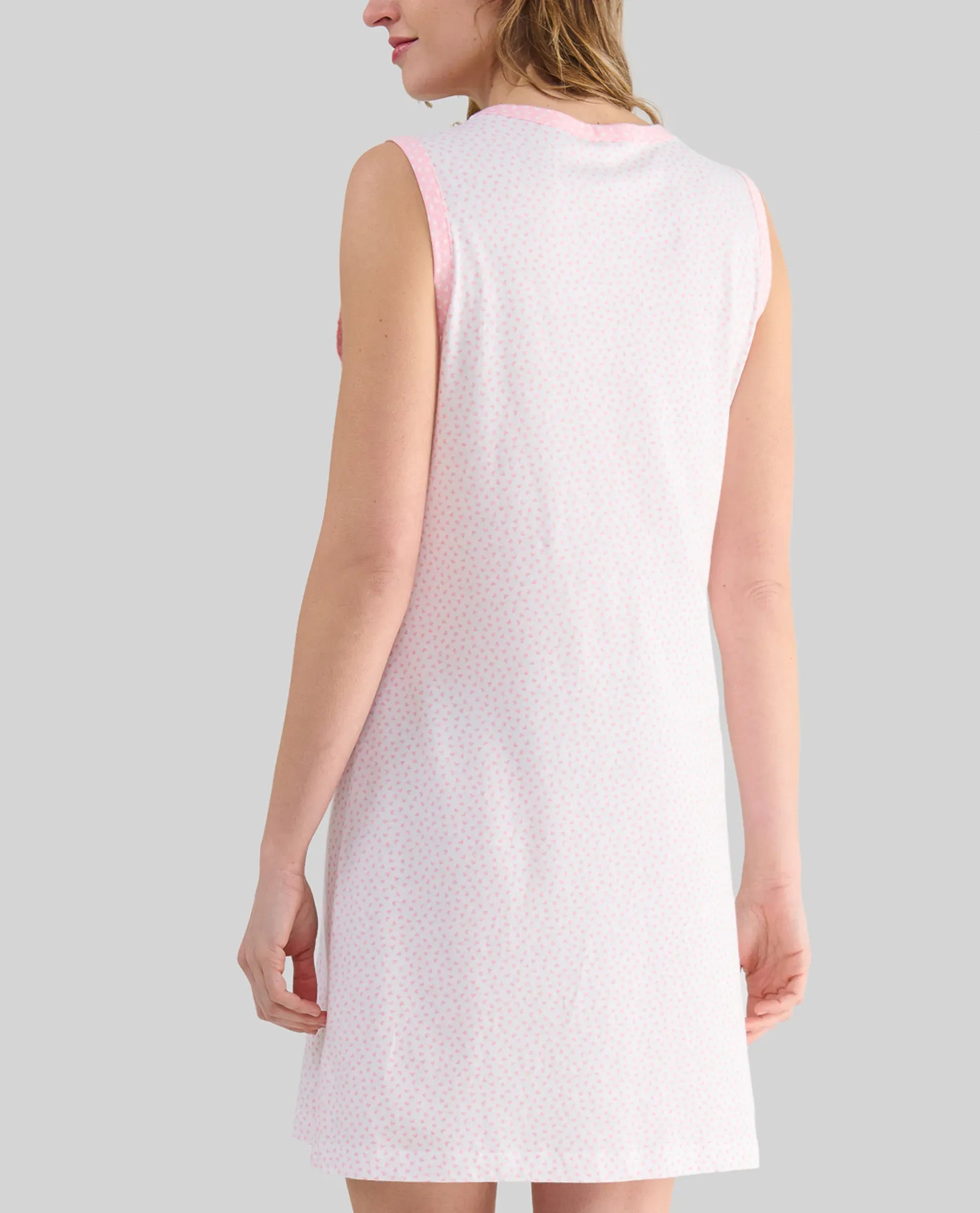 Mujer luce conjunto de camisón corto y bata cruzada de verano a juego estampados a topitos