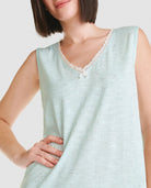 Detalle de cuello en pico con puntilla y lazo decorativo del camisón sin mangas de verano LOHE
